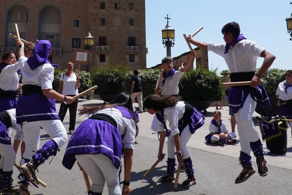 Avui, la Colla Bastonera Les Romanes ha participat en la Trobada de… (foto 4)