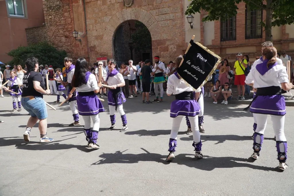Avui, la Colla Bastonera Les Romanes ha participat en la Trobada de… (foto 5)