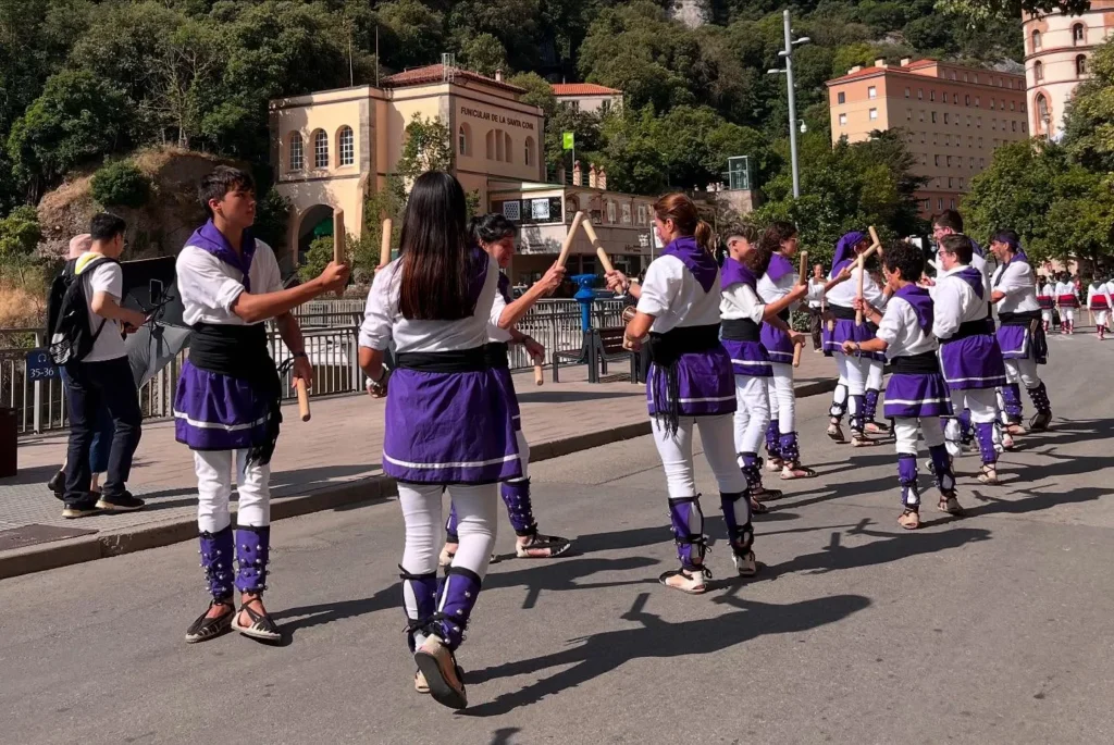 Avui, la Colla Bastonera Les Romanes ha participat en la Trobada de… (foto 6)