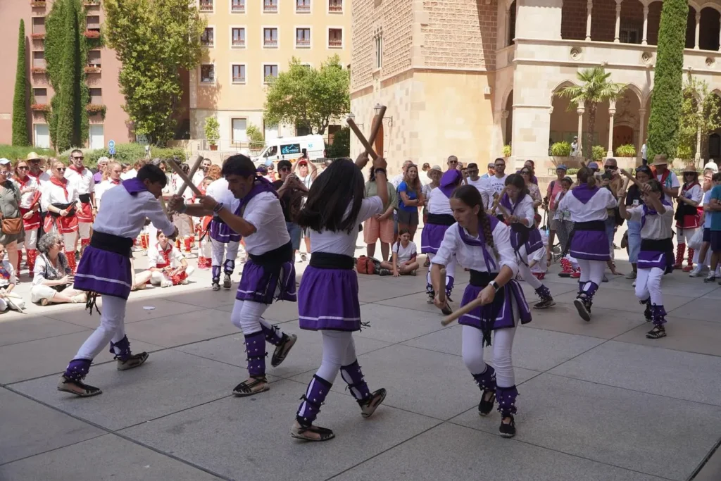 Avui, la Colla Bastonera Les Romanes ha participat en la Trobada de… (foto 8)