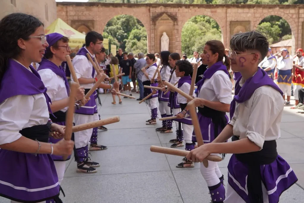Avui, la Colla Bastonera Les Romanes ha participat en la Trobada de… (foto 9)