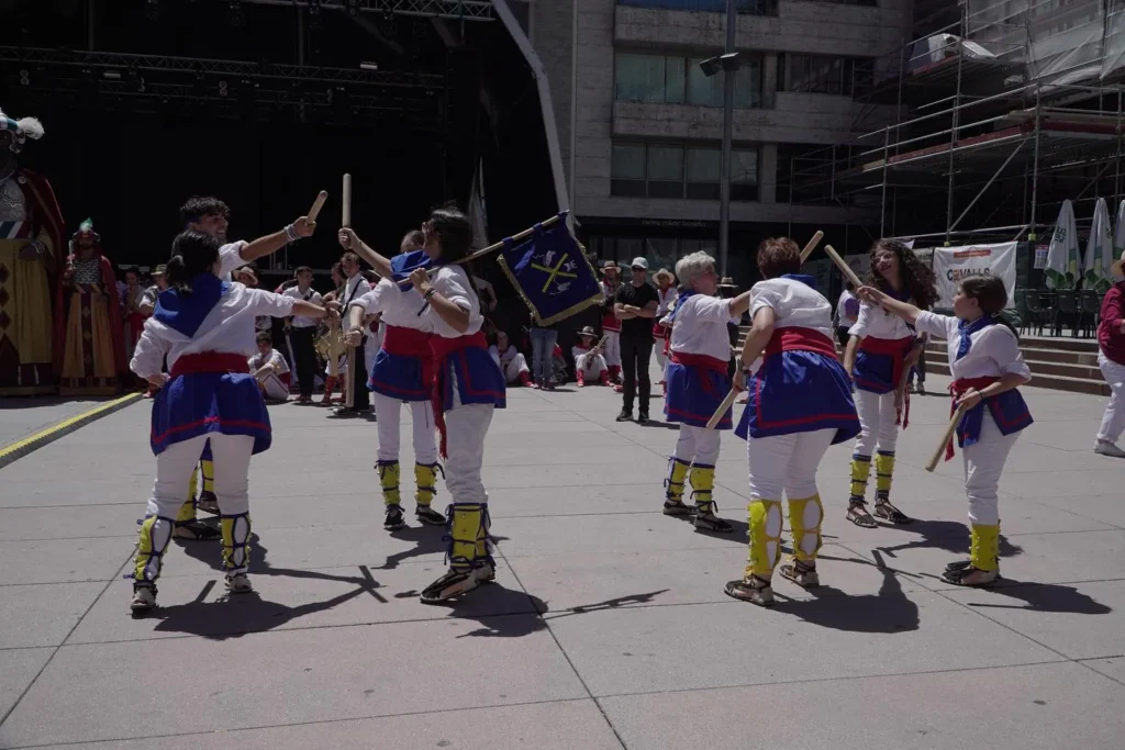 Aquest cap de setmana, ARA I SEMPRE, a través de la Colla Bastonera Les… (foto 11)