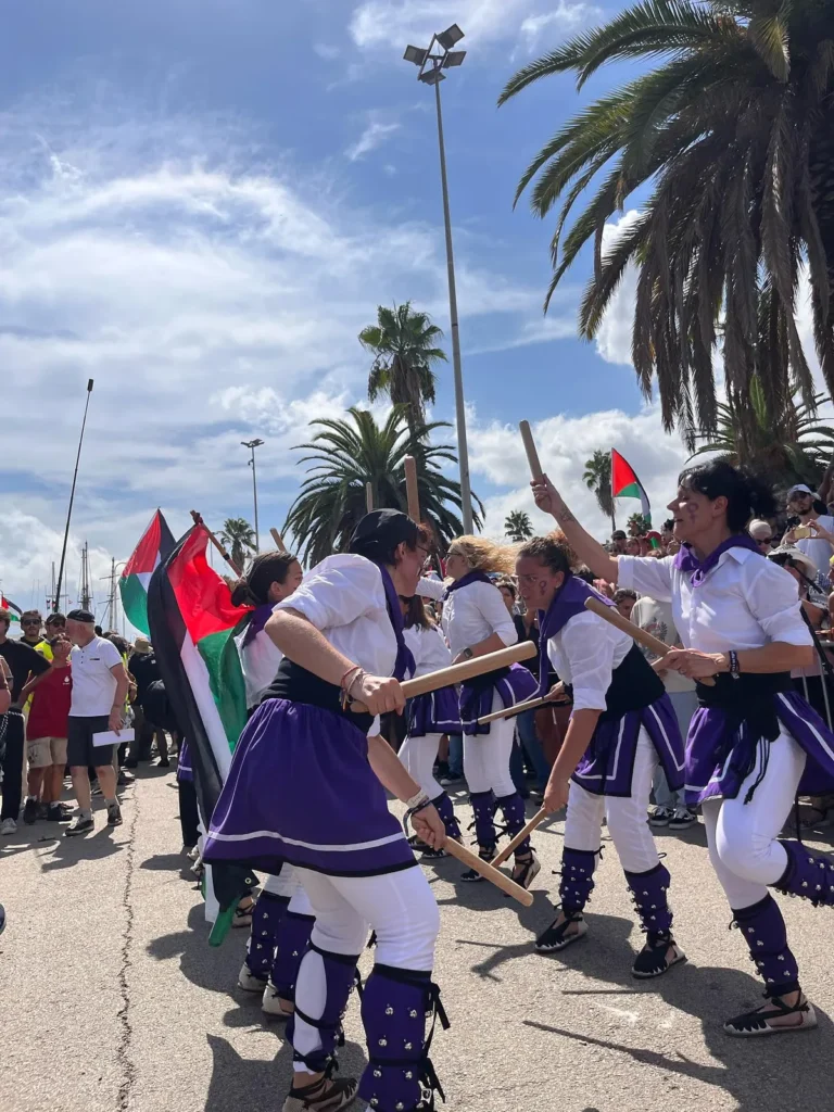 Des de la Colla Bastonera Les Romanes - ARA I SEMPRE creiem en un món… (foto 13)