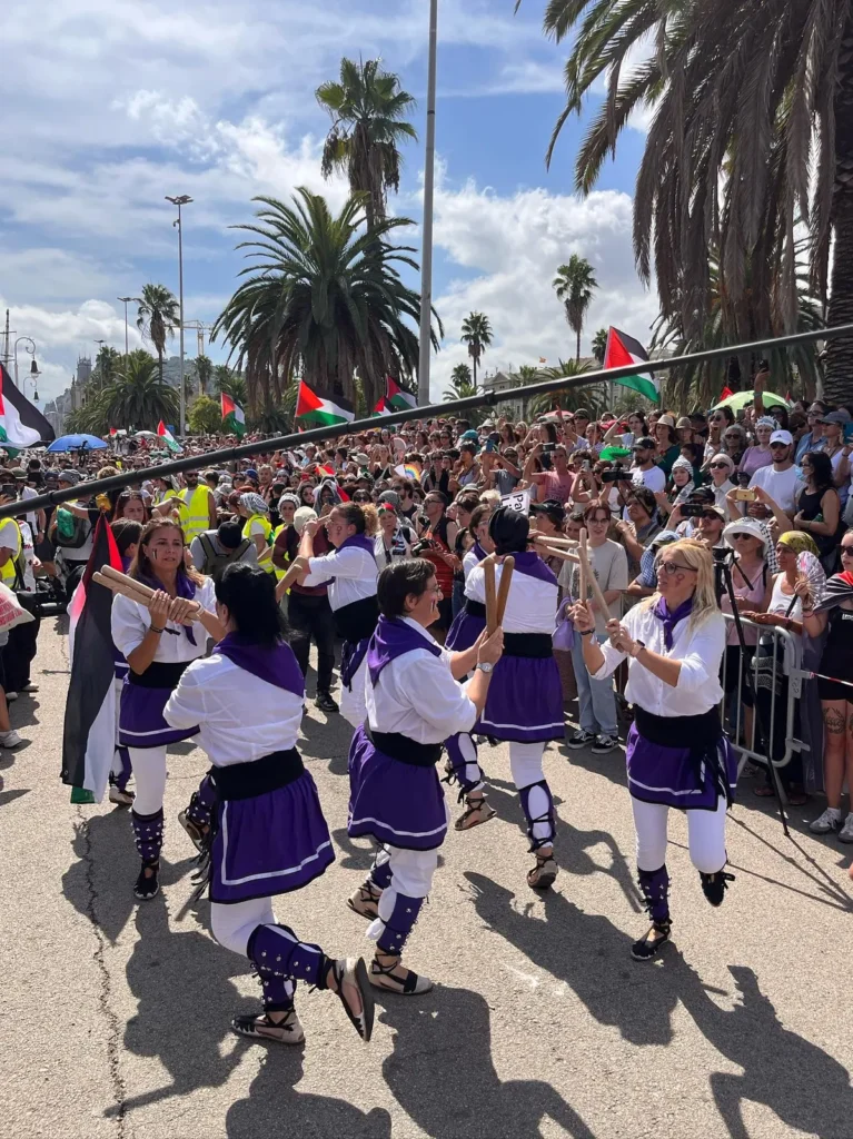 Des de la Colla Bastonera Les Romanes - ARA I SEMPRE creiem en un món… (foto 15)