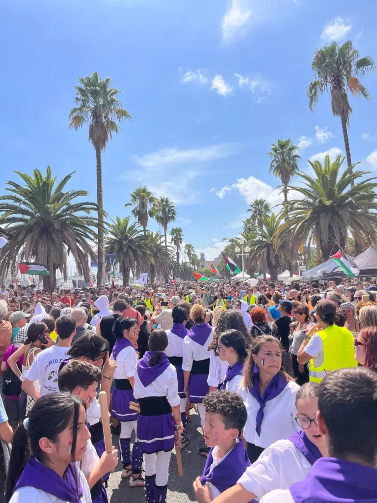 Des de la Colla Bastonera Les Romanes - ARA I SEMPRE creiem en un món… (foto 16)