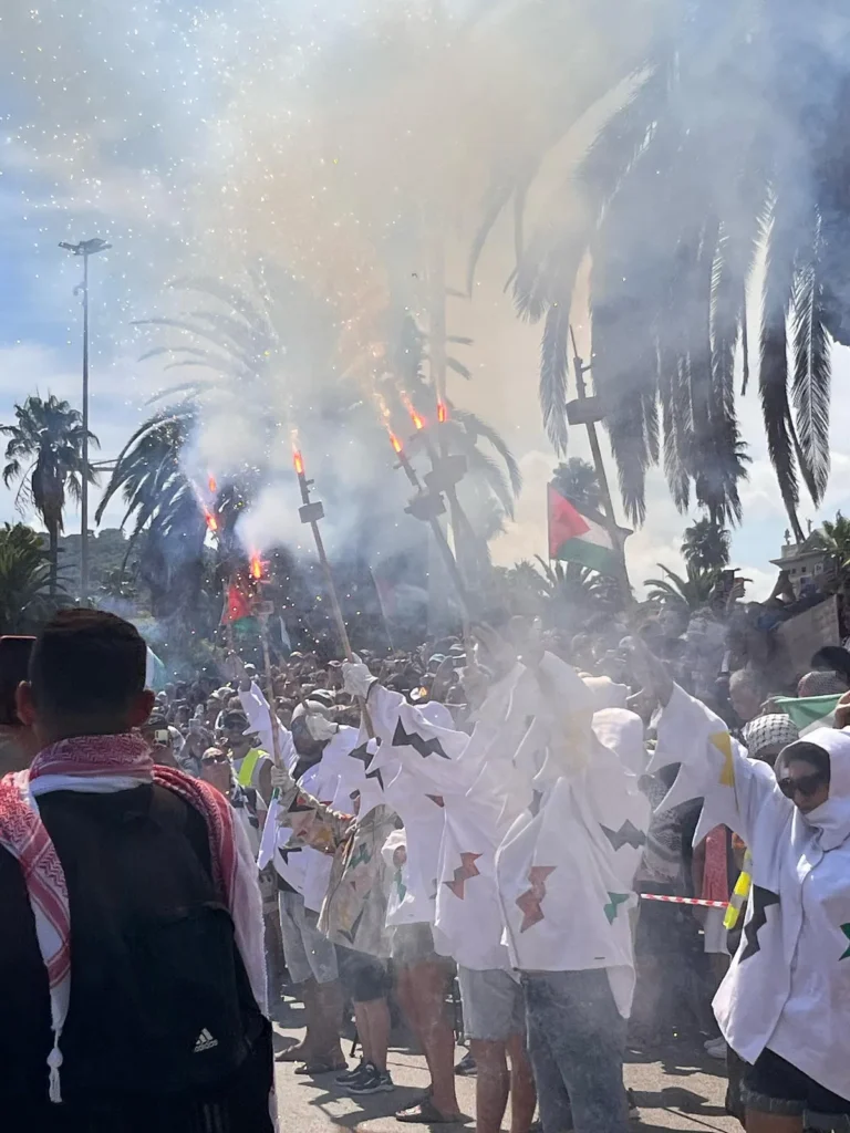 Des de la Colla Bastonera Les Romanes - ARA I SEMPRE creiem en un món… (foto 18)