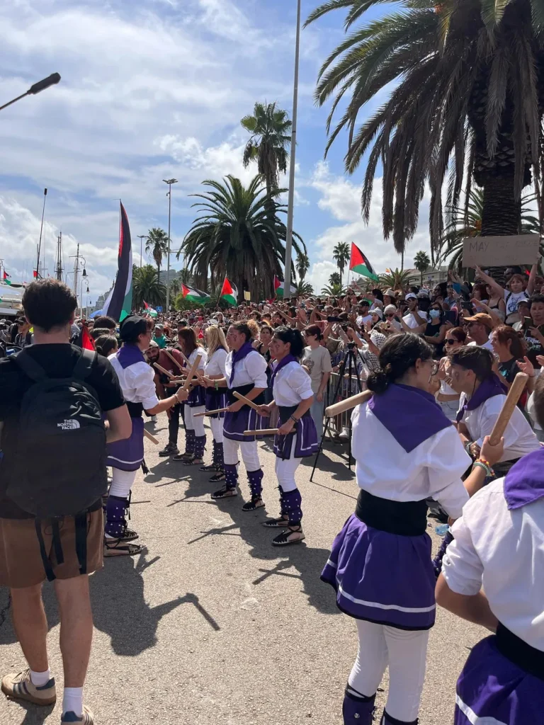 Des de la Colla Bastonera Les Romanes - ARA I SEMPRE creiem en un món… (foto 19)