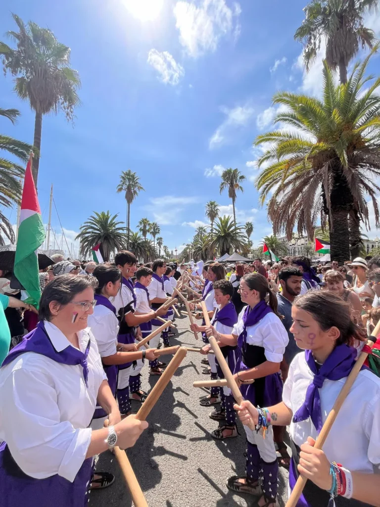 Des de la Colla Bastonera Les Romanes - ARA I SEMPRE creiem en un món… (foto 3)