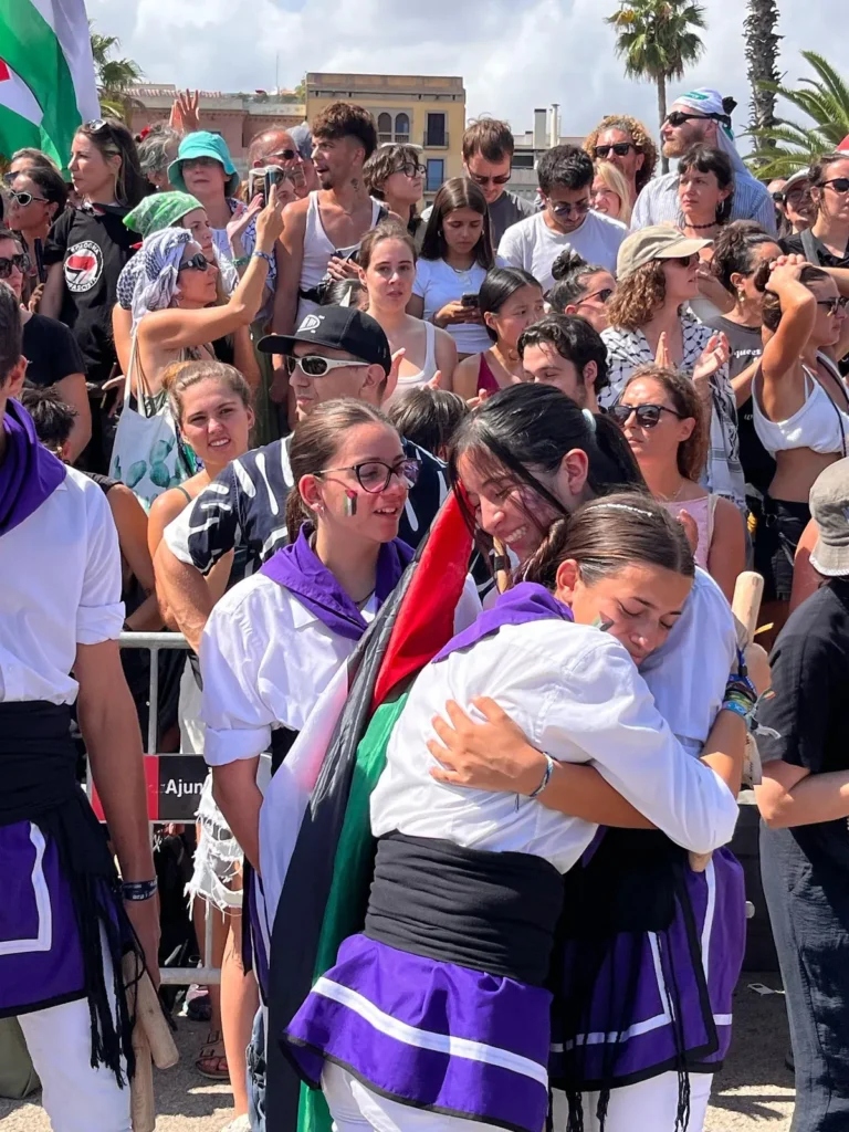 Des de la Colla Bastonera Les Romanes - ARA I SEMPRE creiem en un món… (foto 5)