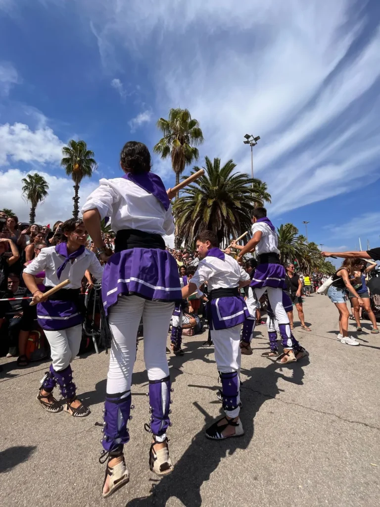 Des de la Colla Bastonera Les Romanes - ARA I SEMPRE creiem en un món… (foto 6)