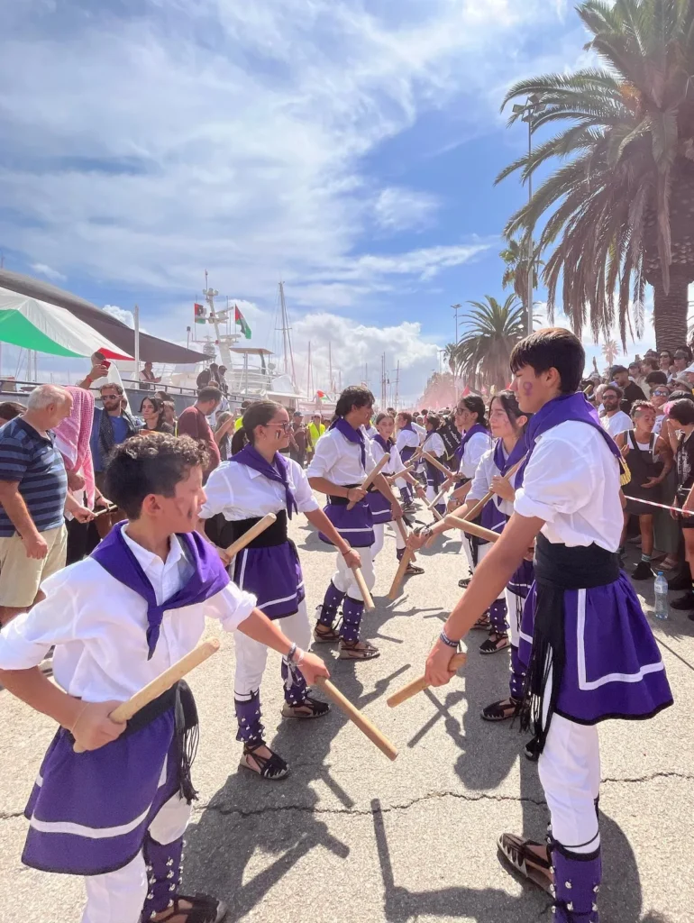Des de la Colla Bastonera Les Romanes - ARA I SEMPRE creiem en un món… (foto 8)