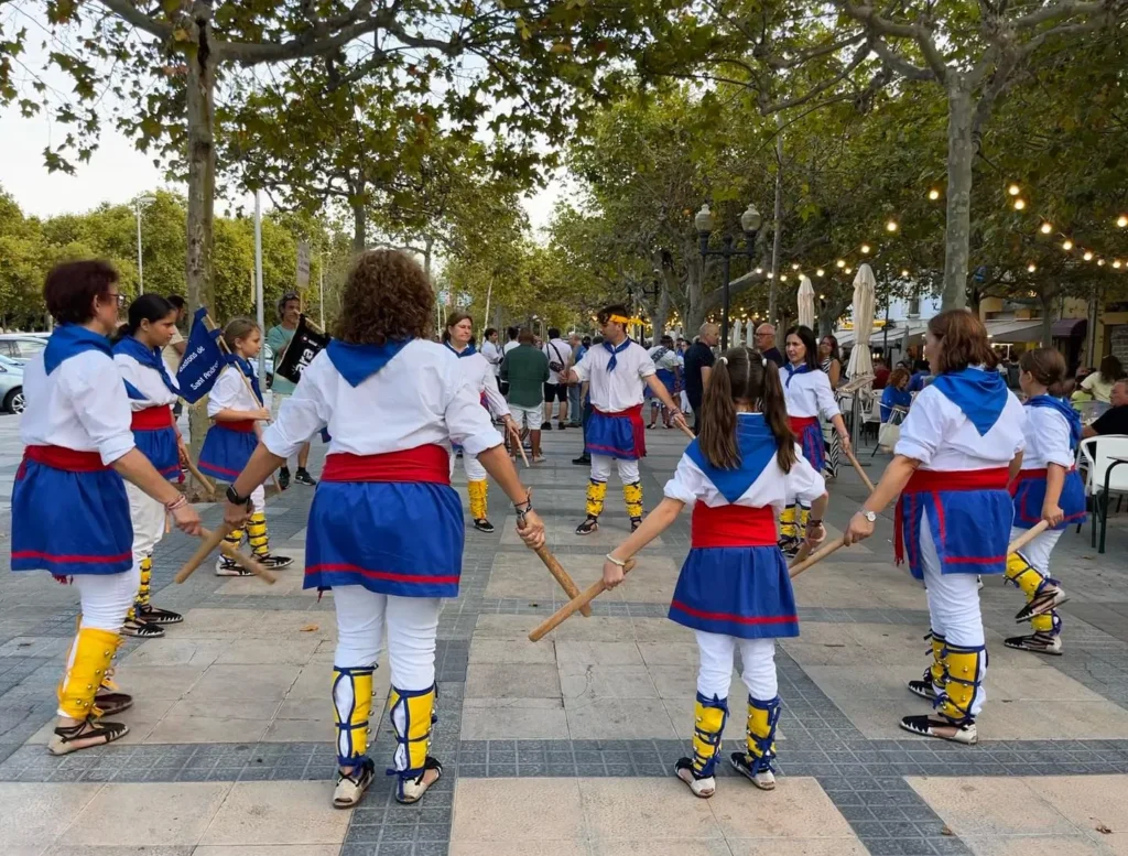 Avui ARA I SEMPRE ha estat a la 10a Festa Bastonera de Cambrils, a… (foto 15)