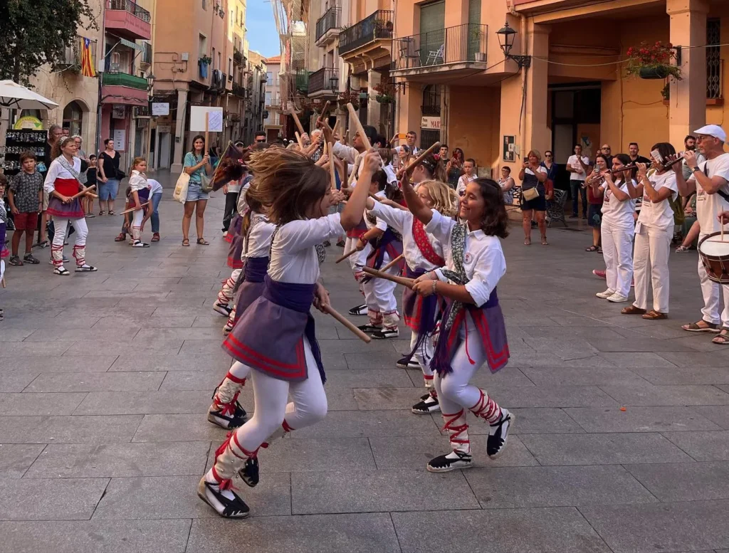 Avui ARA I SEMPRE ha estat a la 10a Festa Bastonera de Cambrils, a… (foto 4)