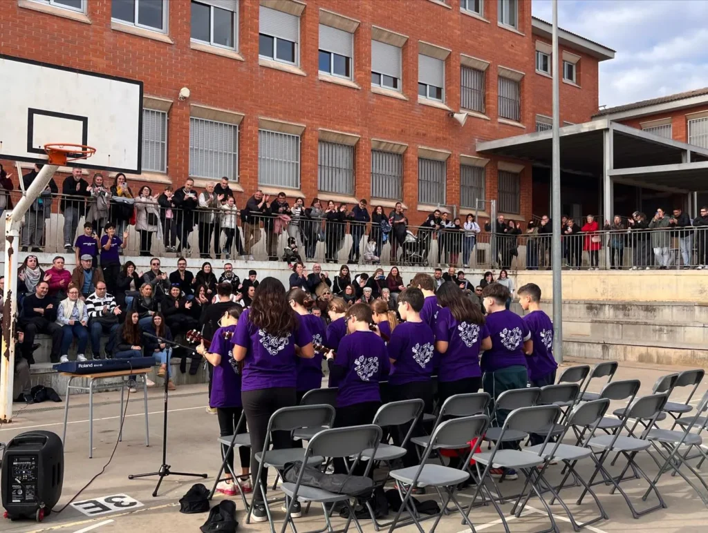 Avui, 13 de desembre, més de 60 alumnes han omplert l’Institut La… (foto 4)