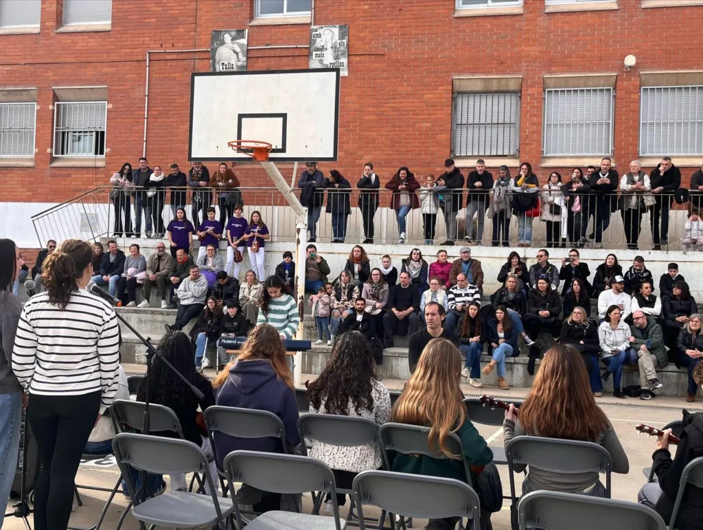 Avui, 13 de desembre, més de 60 alumnes han omplert l’Institut La… (foto 8)