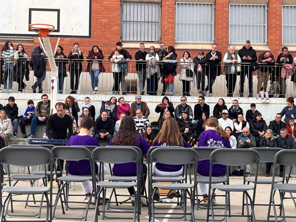 Avui, 13 de desembre, més de 60 alumnes han omplert l’Institut La… (foto 9)