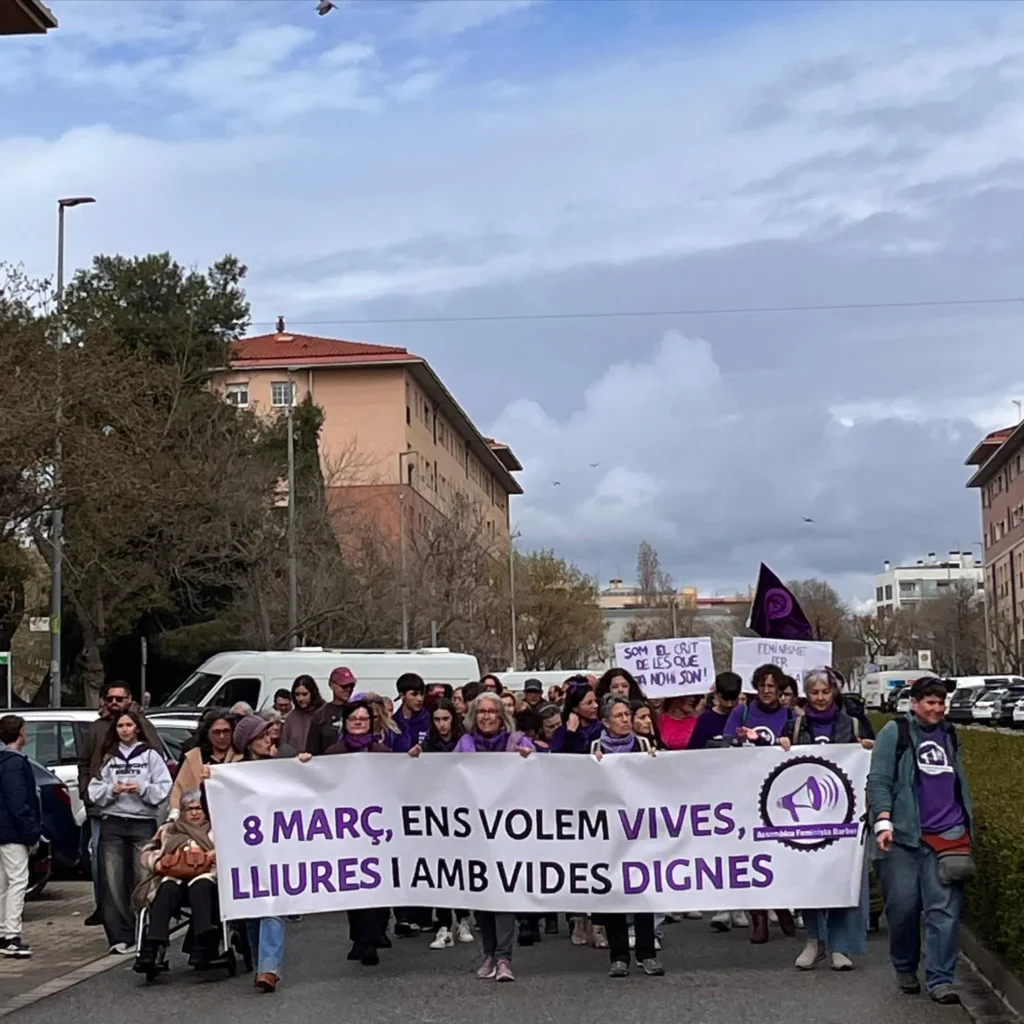 Aquest 8 de març, la Colla Bastonera Les Romanes - ARA I SEMPRE hem… (foto 10)