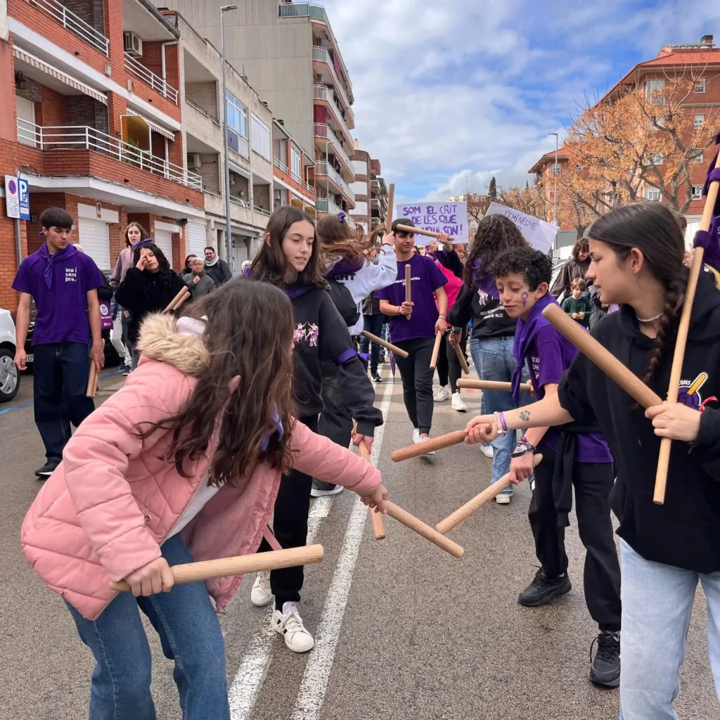 Aquest 8 de març, la Colla Bastonera Les Romanes - ARA I SEMPRE hem… (foto 2)