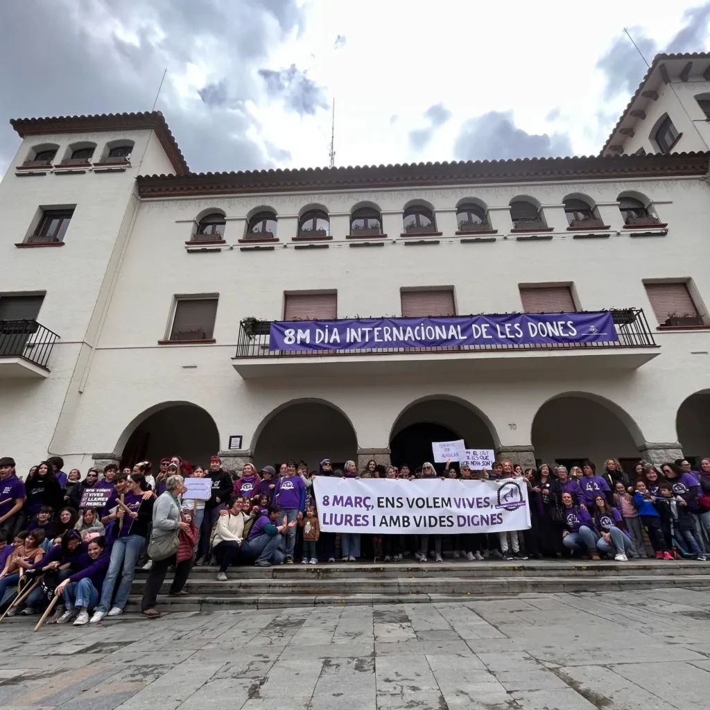 Aquest 8 de març, la Colla Bastonera Les Romanes - ARA I SEMPRE hem… (foto 3)