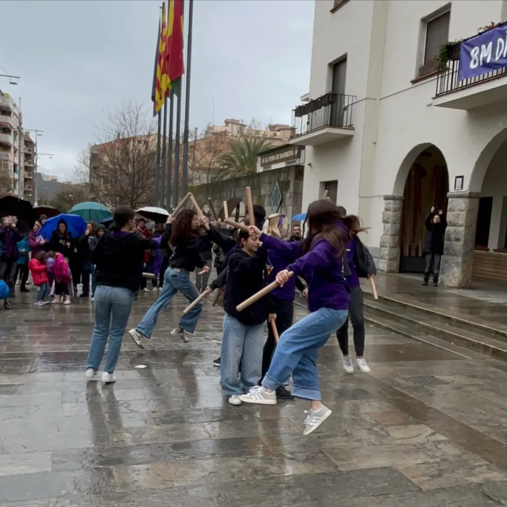 Aquest 8 de març, la Colla Bastonera Les Romanes - ARA I SEMPRE hem… (foto 5)