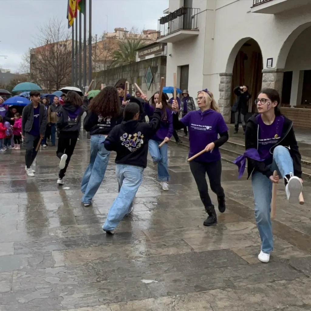 Aquest 8 de març, la Colla Bastonera Les Romanes - ARA I SEMPRE hem… (foto 6)