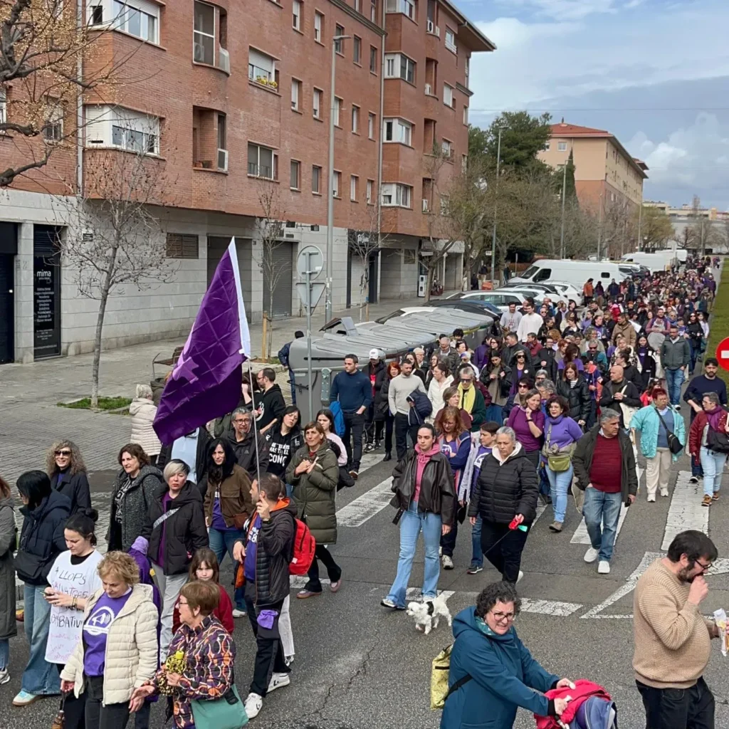 Aquest 8 de març, la Colla Bastonera Les Romanes - ARA I SEMPRE hem… (foto 8)