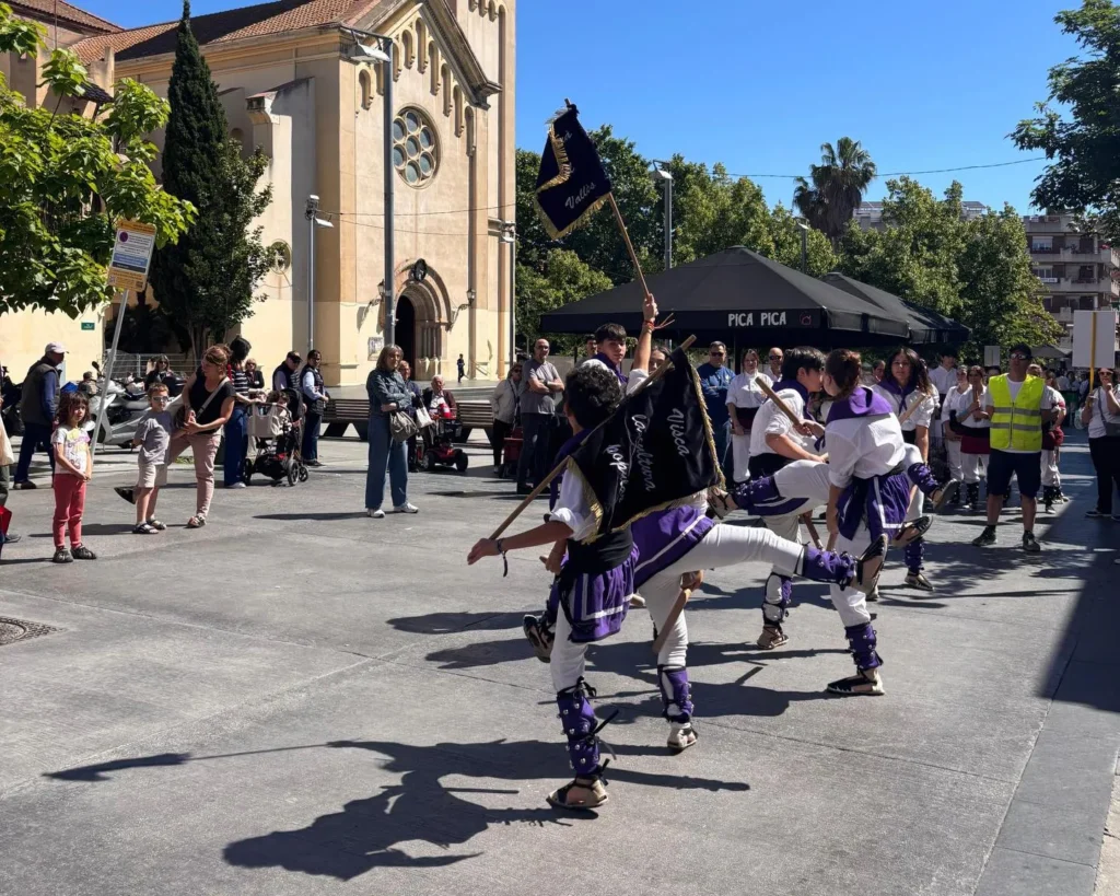Avui hem tornat a ballar a Cerdanyola del Vallès, compartint places i… (foto 10)