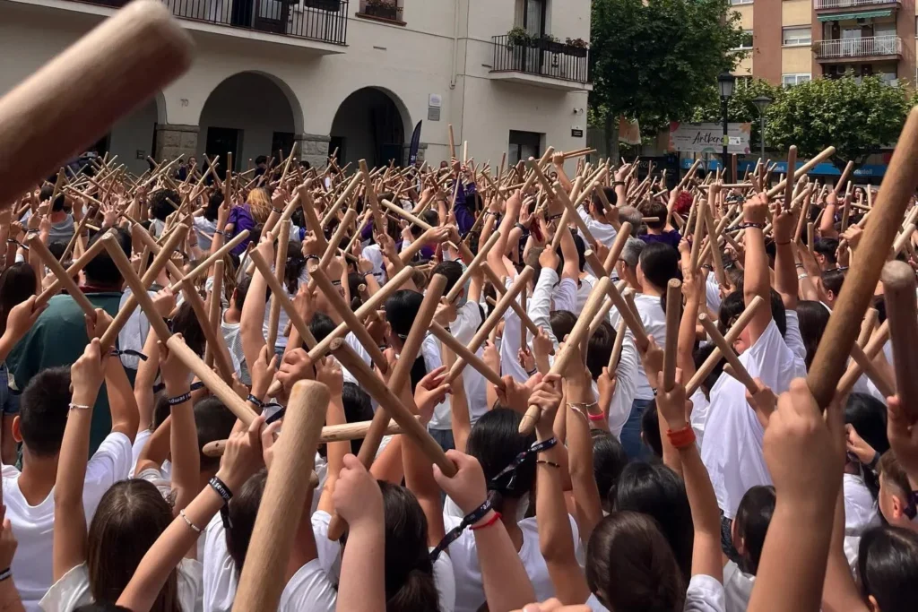 Més de 600 infants i joves han omplert la Plaça de la Vila de Barberà…