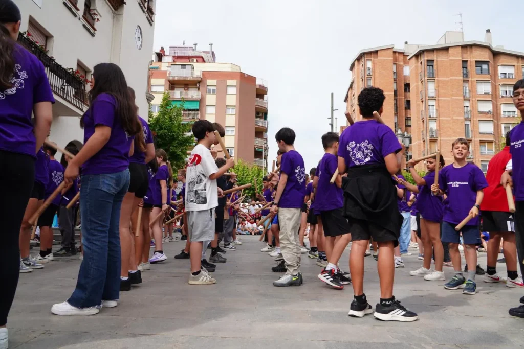 Més de 600 infants i joves han omplert la Plaça de la Vila de Barberà… (foto 10)