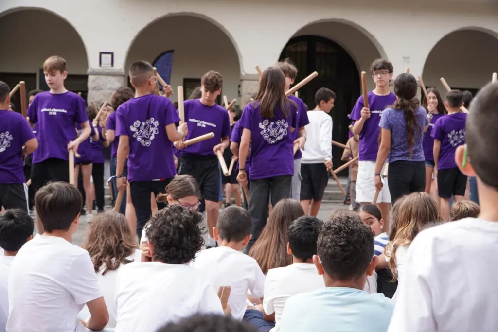 Més de 600 infants i joves han omplert la Plaça de la Vila de Barberà… (foto 11)