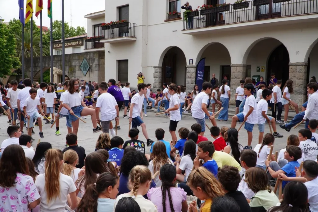 Més de 600 infants i joves han omplert la Plaça de la Vila de Barberà… (foto 12)