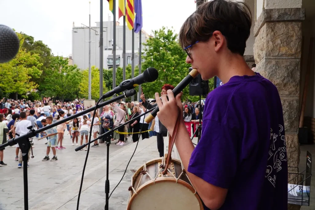 Més de 600 infants i joves han omplert la Plaça de la Vila de Barberà… (foto 13)