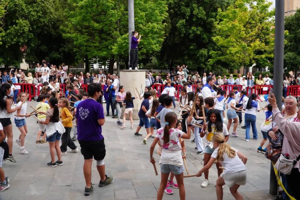 Més de 600 infants i joves han omplert la Plaça de la Vila de Barberà… (foto 14)