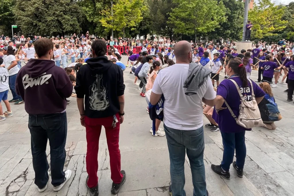 Més de 600 infants i joves han omplert la Plaça de la Vila de Barberà… (foto 19)