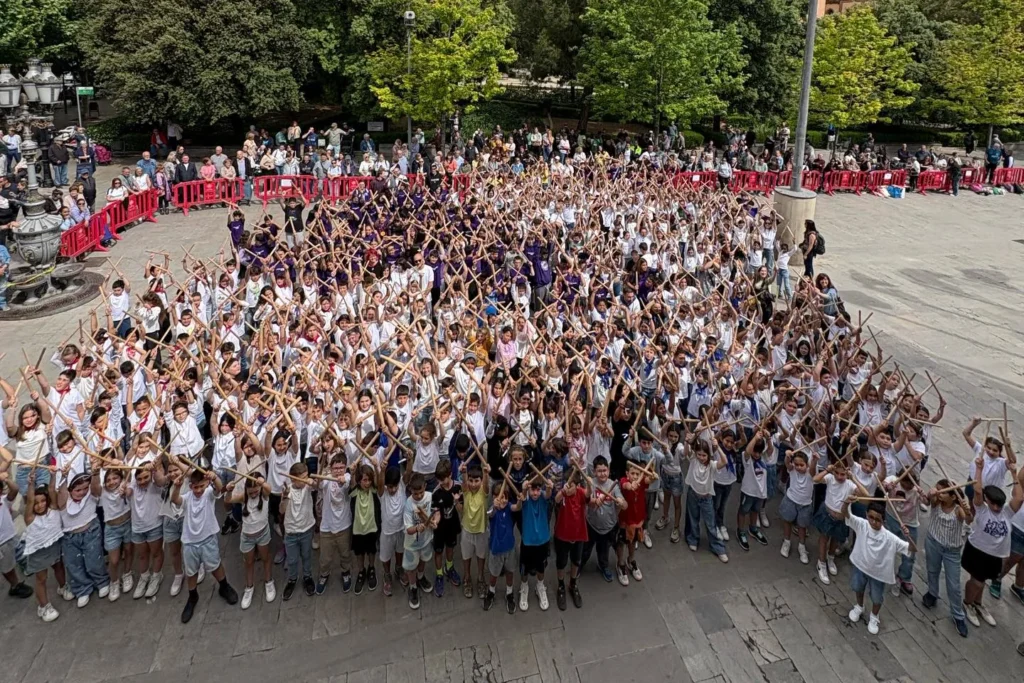Més de 600 infants i joves han omplert la Plaça de la Vila de Barberà… (foto 2)