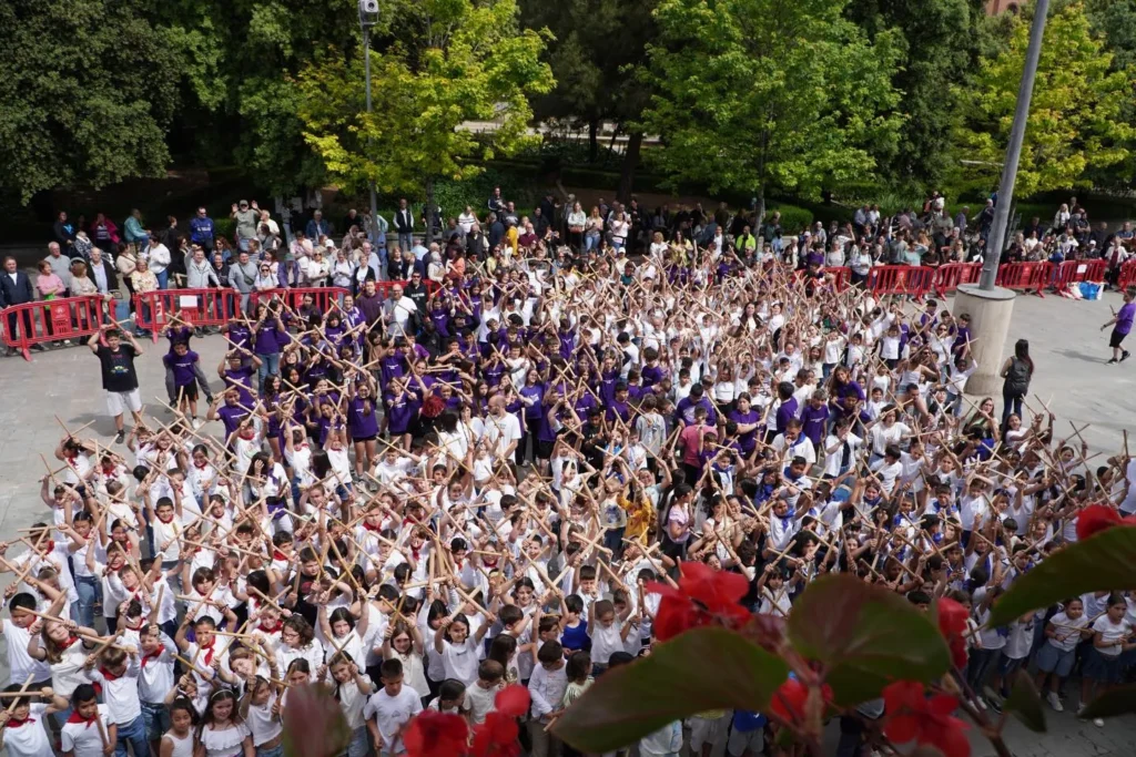 Més de 600 infants i joves han omplert la Plaça de la Vila de Barberà… (foto 3)