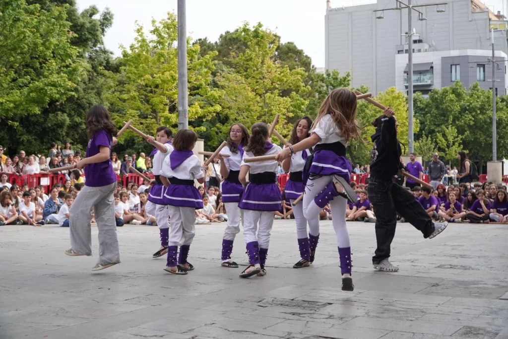 Més de 600 infants i joves han omplert la Plaça de la Vila de Barberà… (foto 5)