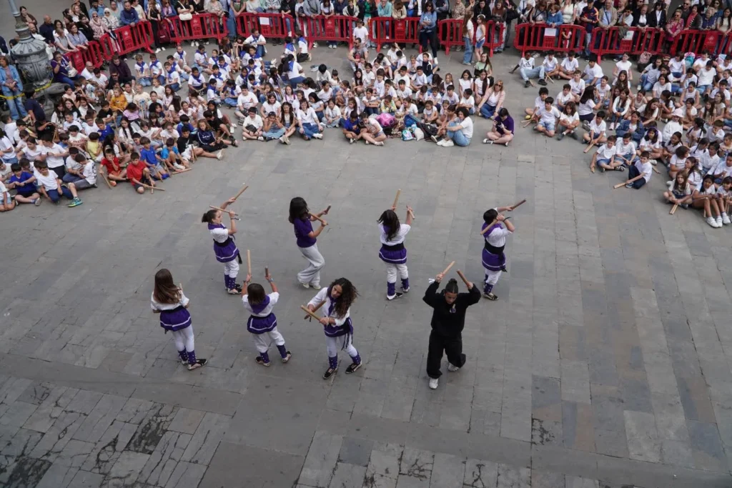 Més de 600 infants i joves han omplert la Plaça de la Vila de Barberà… (foto 6)