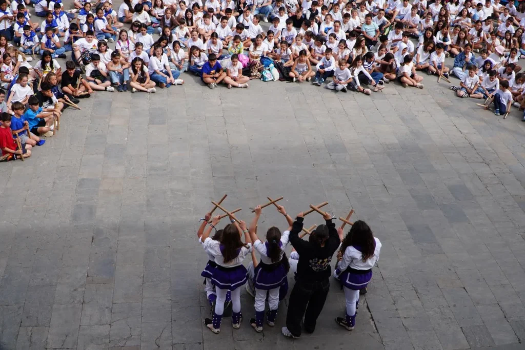 Més de 600 infants i joves han omplert la Plaça de la Vila de Barberà… (foto 7)