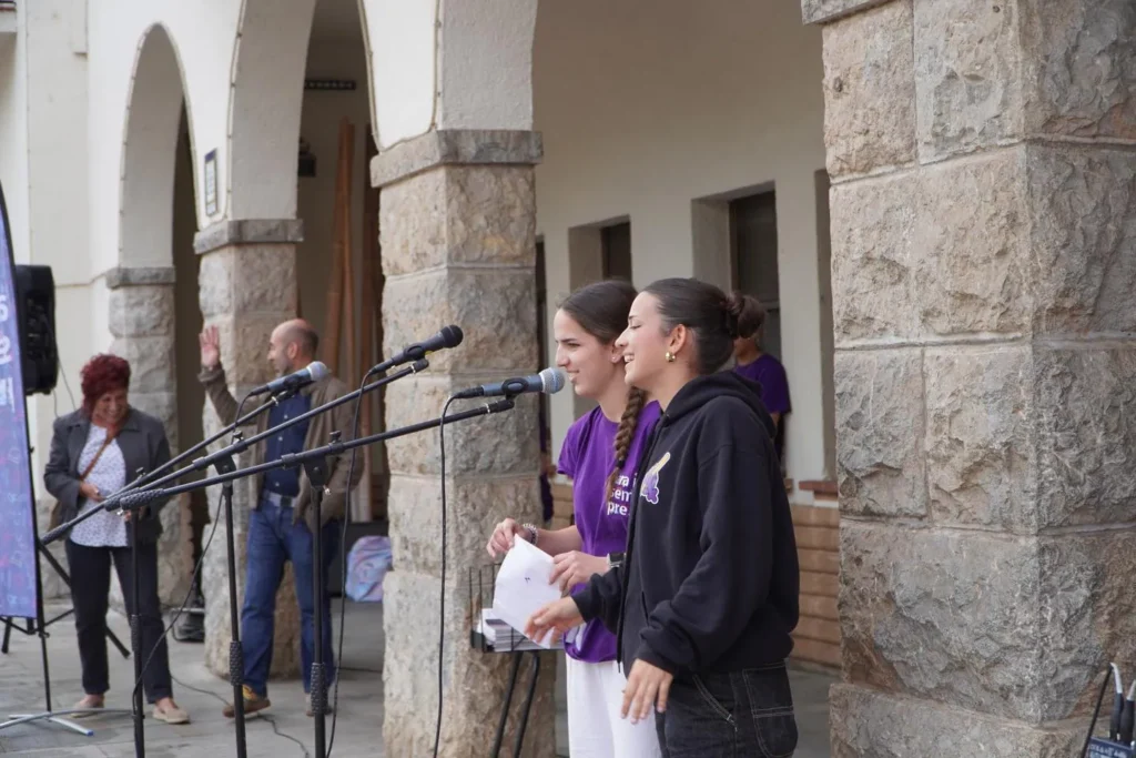 Més de 600 infants i joves han omplert la Plaça de la Vila de Barberà… (foto 8)