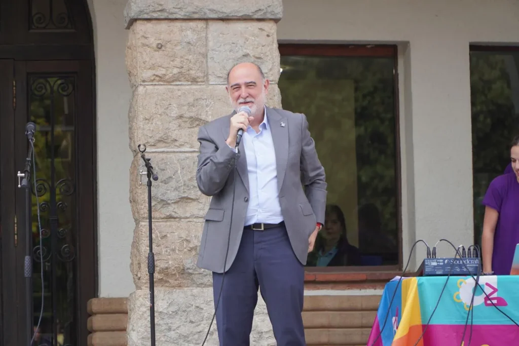 Més de 600 infants i joves han omplert la Plaça de la Vila de Barberà… (foto 9)