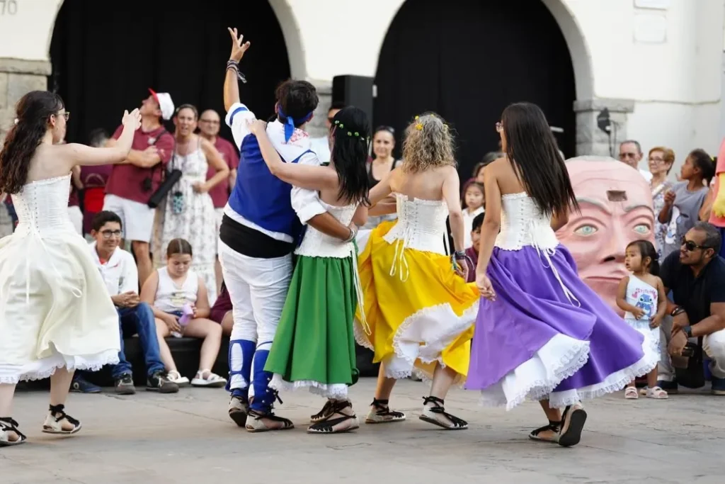 La màgia de la Cercavila de Danses i del Seguici de Festa Major (foto 16)