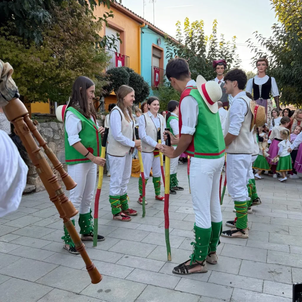 ARA I SEMPRE és un projecte que, entre altres objectius, treballa per…